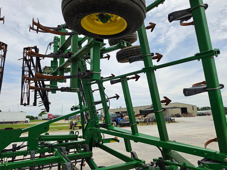 2011-john-deere-2210-image-6