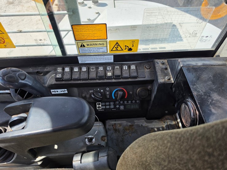 2016-takeuchi-tb280fr-image-11