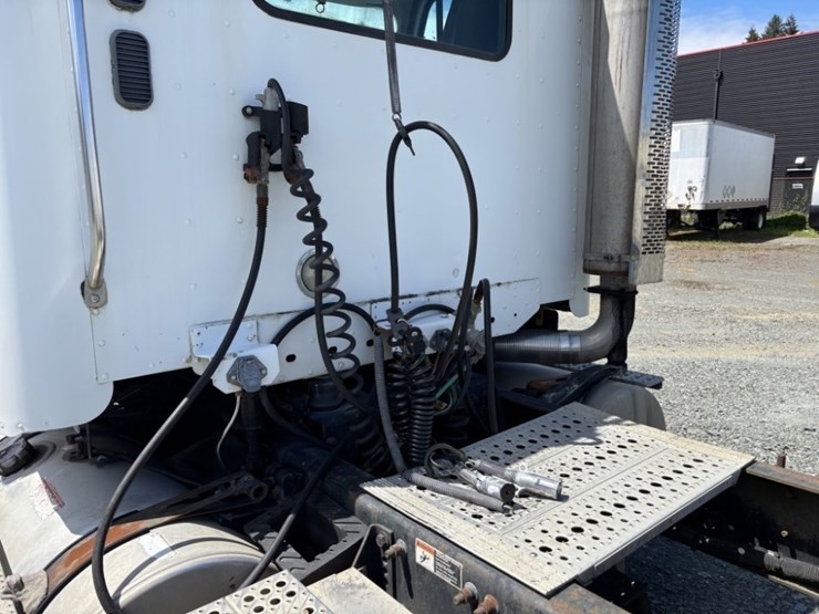2006-freightliner-columbia-s/a-truck-tractor-image-17