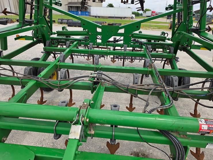 2011-john-deere-2210-image-4