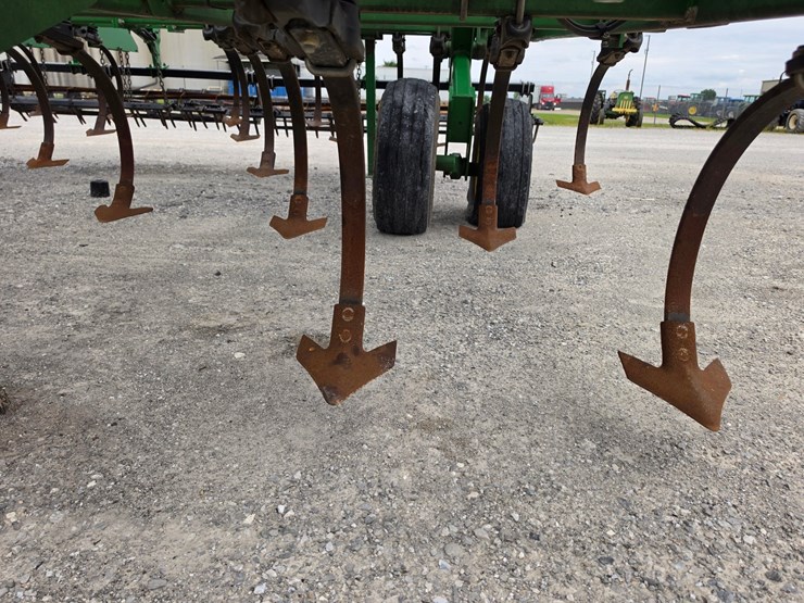 2011-john-deere-2210-image-7