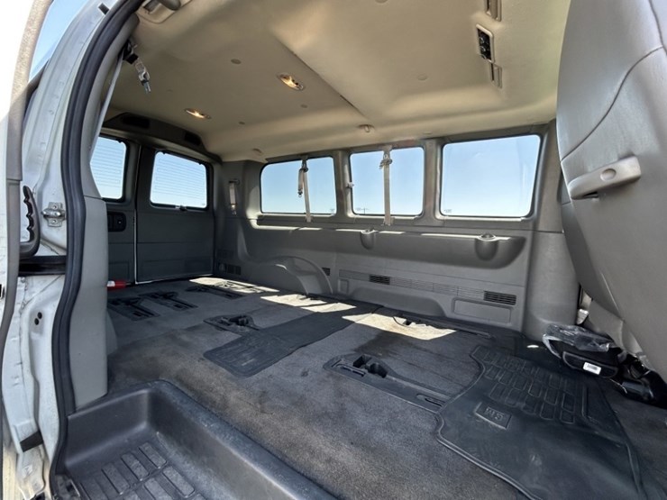 2010-chevrolet-express-passenger-van-image-22