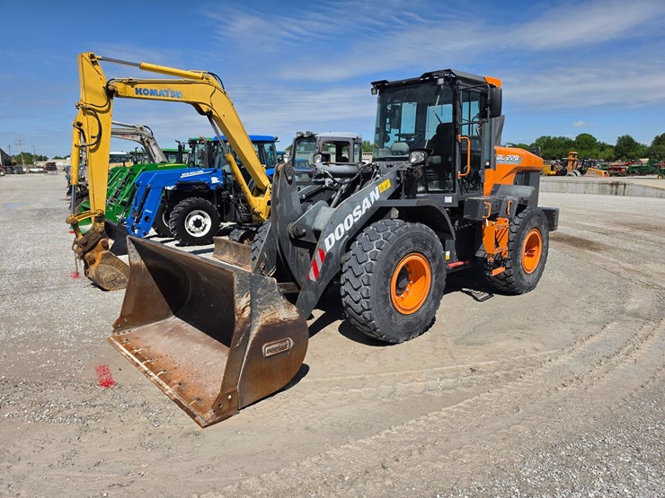 2021-doosan-dl220-image-1