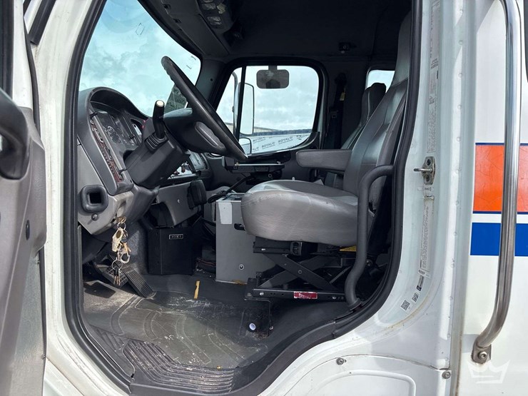 2007-freightliner-m2-106-image-34