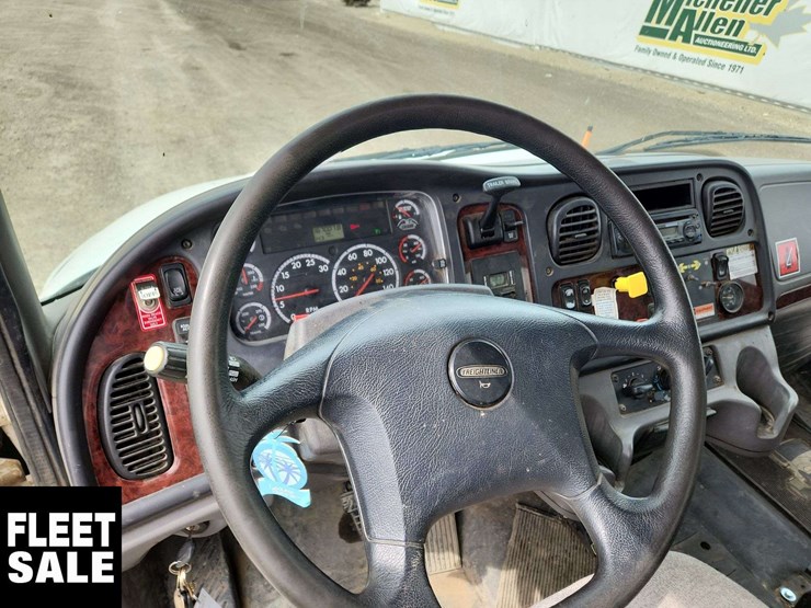 2013-freightliner-m2-106-image-16