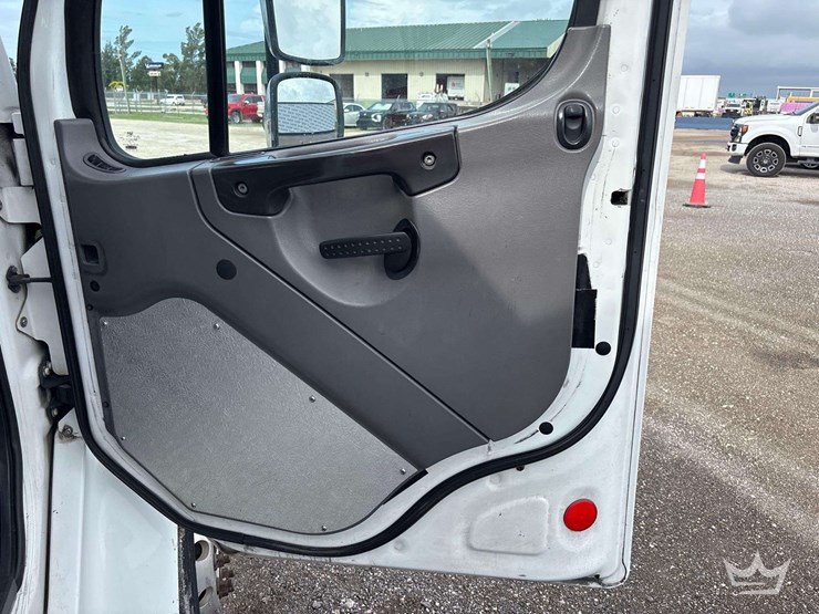 2007-freightliner-m2-106-image-31