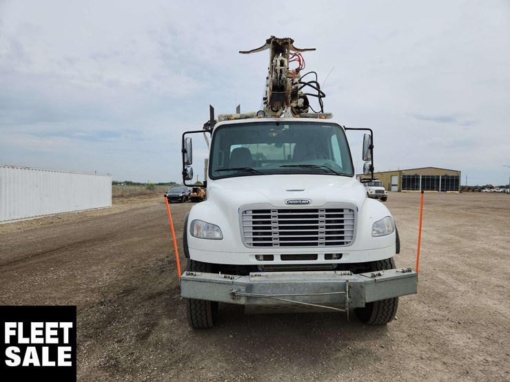 2013-freightliner-m2-106-image-9