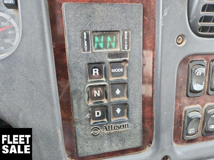 2013-freightliner-m2-106-image-21