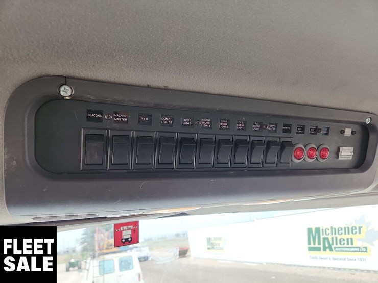 2013-freightliner-m2-106-image-22