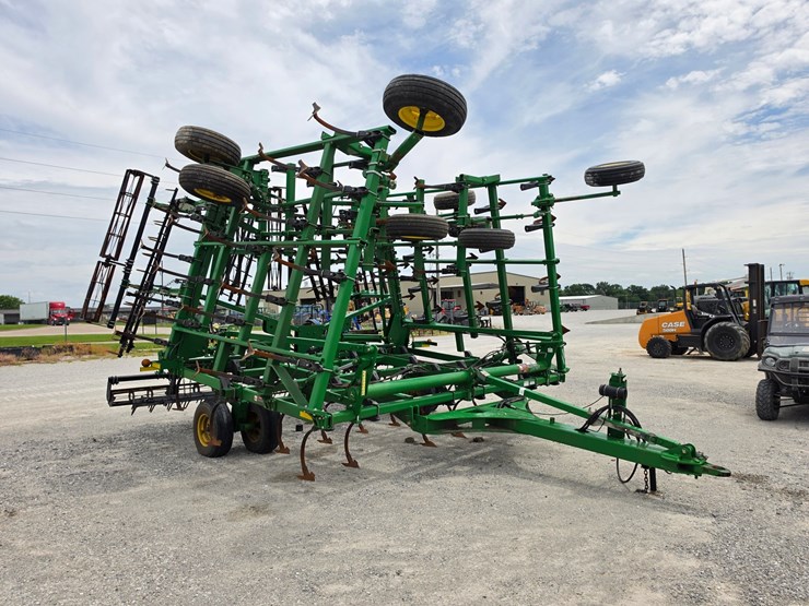 2011-john-deere-2210-image-17