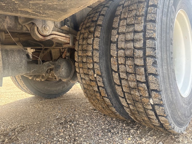 2014-freightliner-m2-106-image-123
