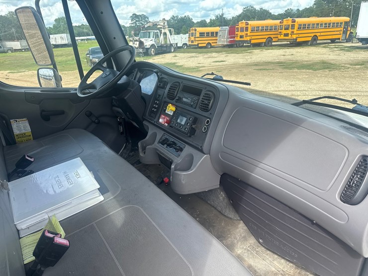 2014-freightliner-m2-106-image-129