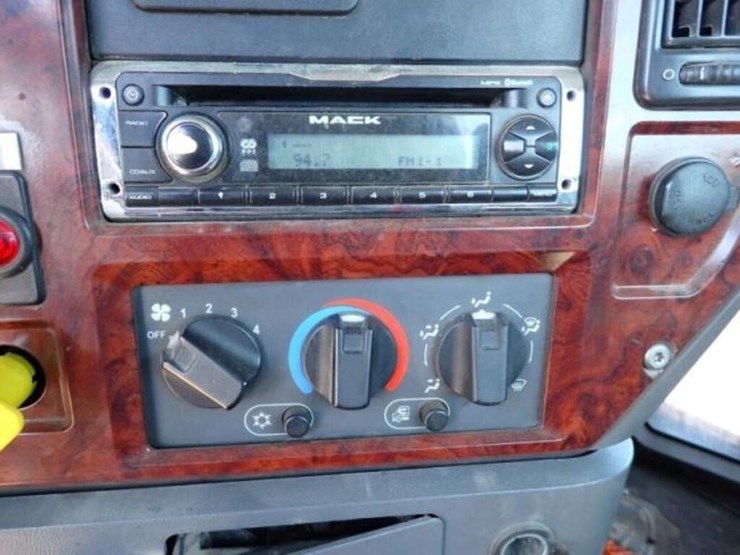 2015-mack-granite-gu813-image-23