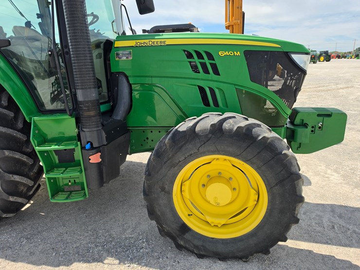 2014-john-deere-6140m-image-19
