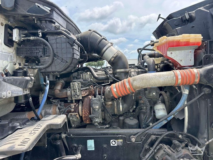 2015-peterbilt-567-image-11