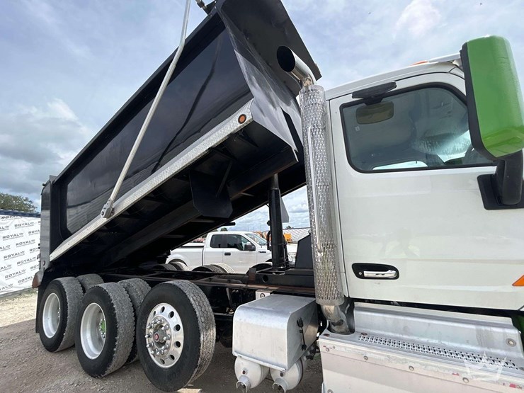 2015-peterbilt-567-image-38