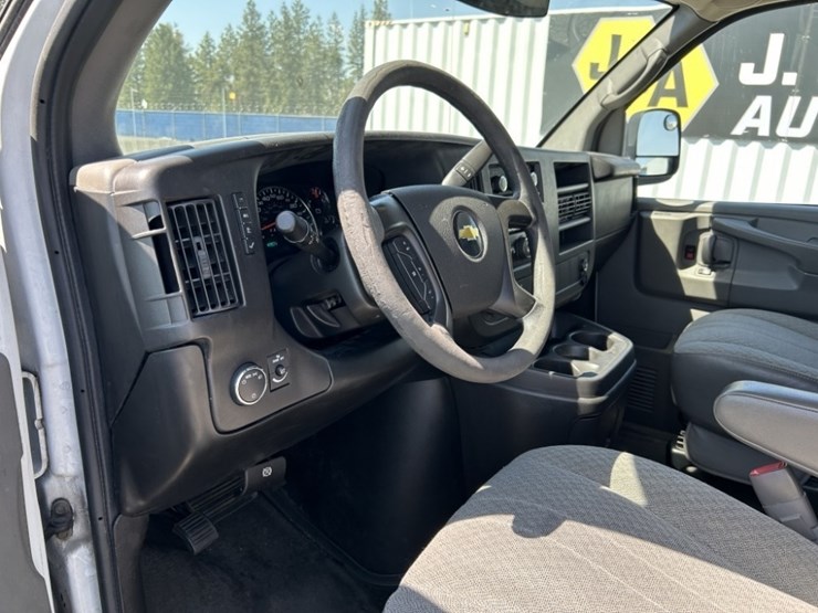 2010-chevrolet-express-passenger-van-image-19