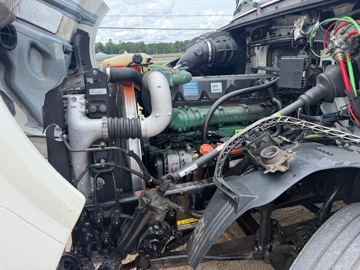 #16283-•-2014-volvo-truck-image-11