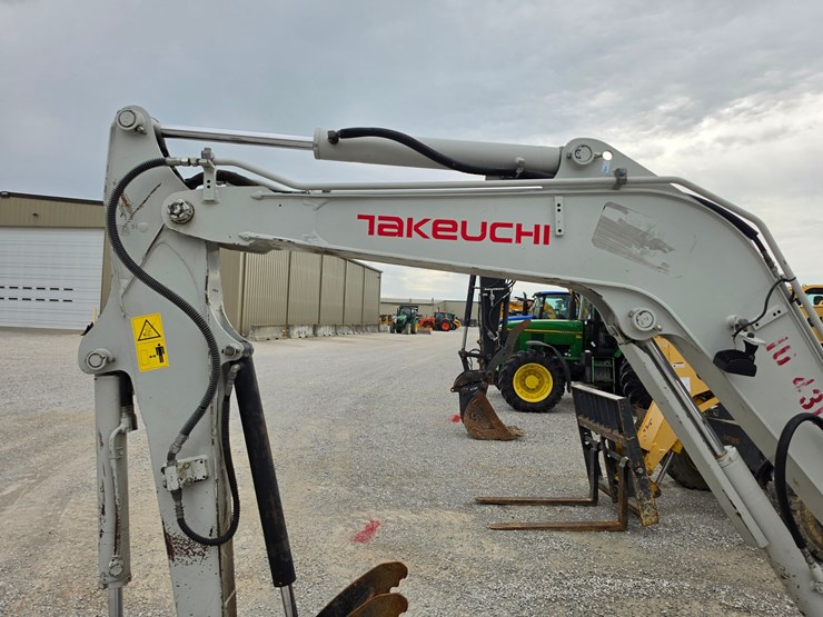 2021-takeuchi-tb240-image-3