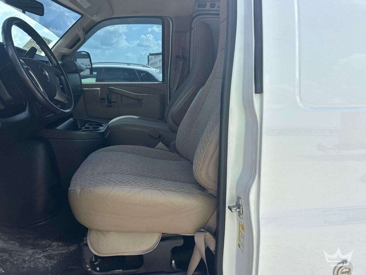 2017-chevrolet-express-2500-image-13