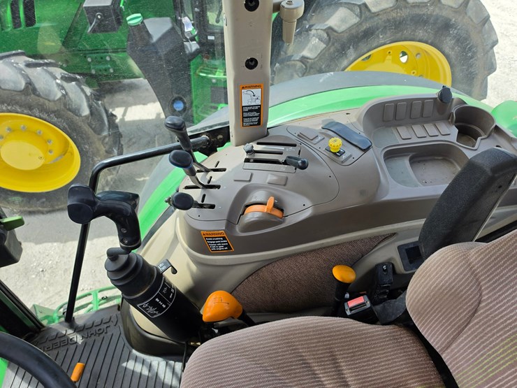 2013-john-deere-6140d-image-19