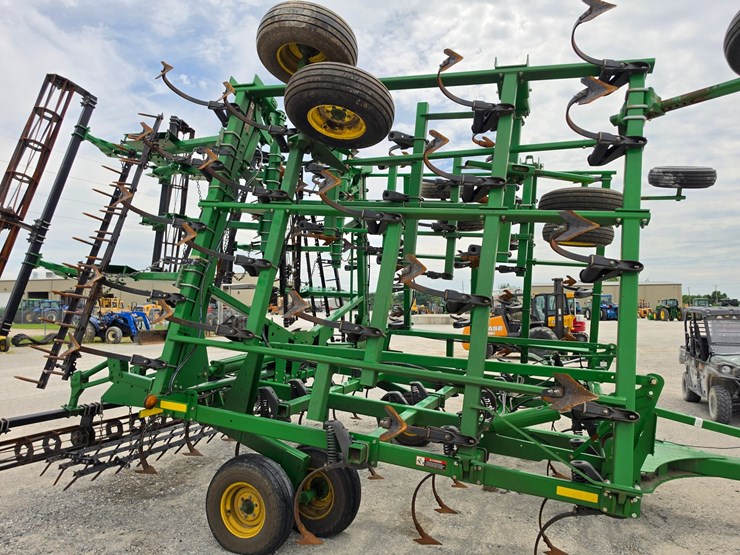 2011-john-deere-2210-image-16