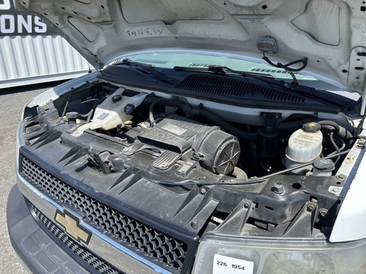 2010-chevrolet-express-passenger-van-image-36