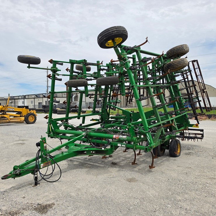 2011 JOHN DEERE 2210