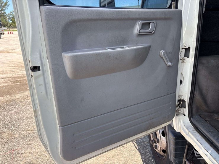 2015-mitsubishi-fuso-fec72w-image-16