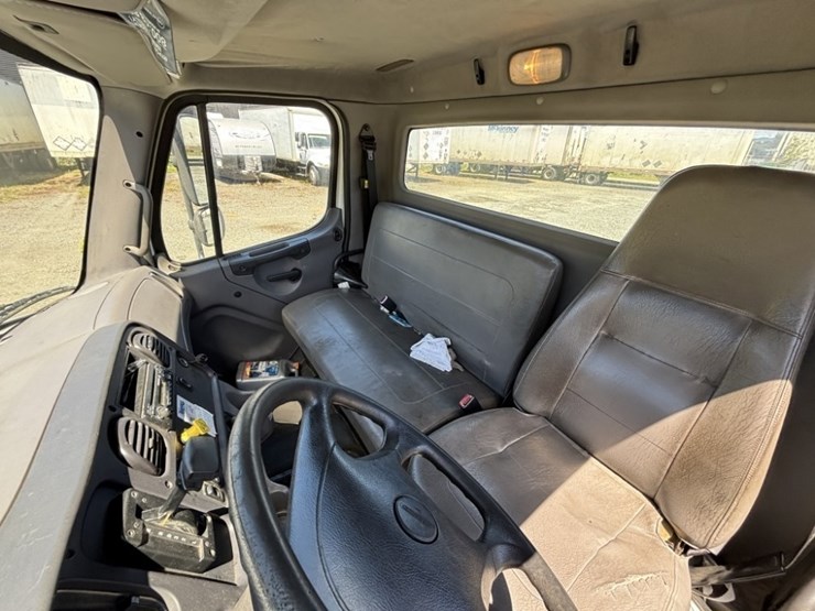 2012-freightliner-m2-s/a-cab-&-chassis-image-21