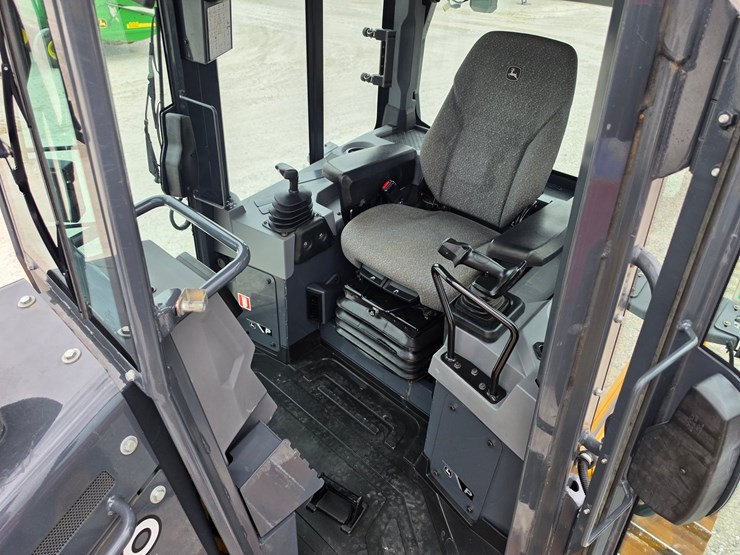 2023-deere-450-lgp-image-9