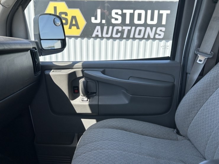 2010-chevrolet-express-passenger-van-image-13