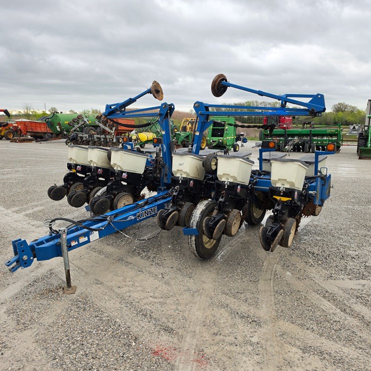 2004 KINZE 3200