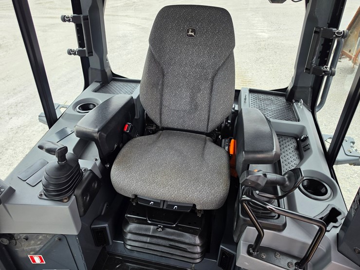 2023-deere-450-lgp-image-10
