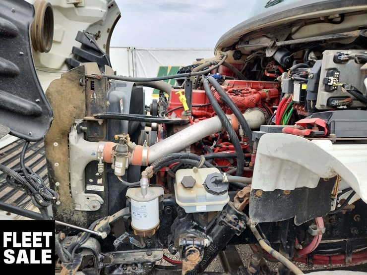 2013-freightliner-m2-106-image-27
