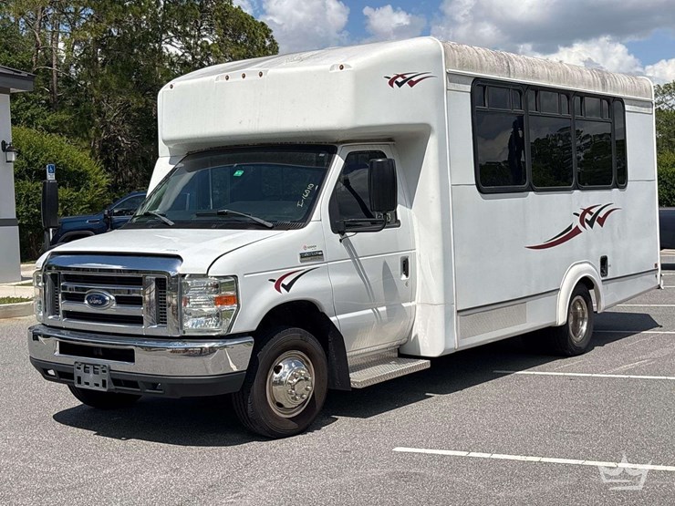 2017-ford-e350-image-1