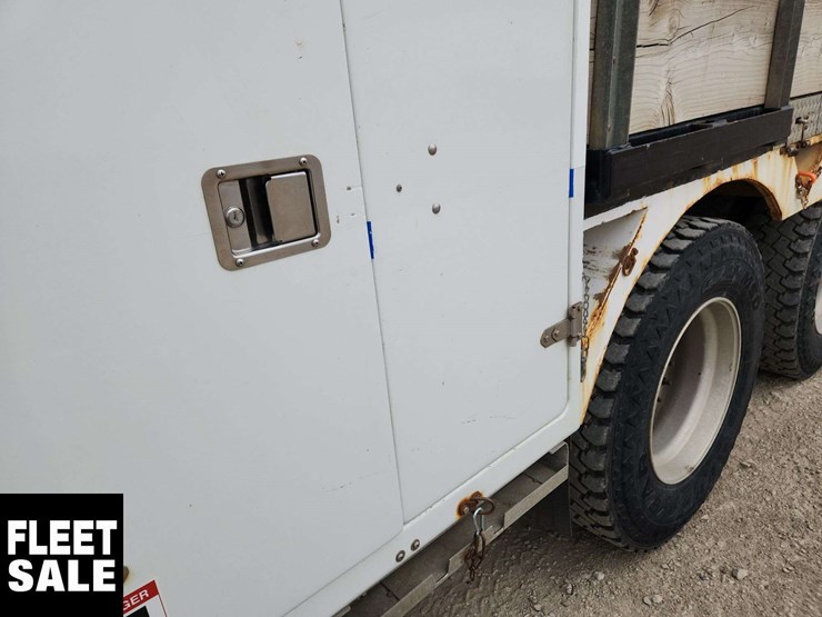 2013-freightliner-m2-106-image-36