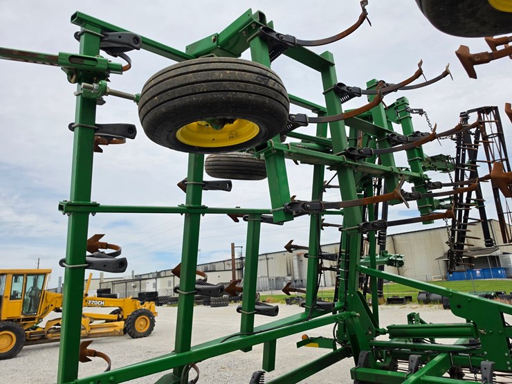 2011-john-deere-2210-image-5