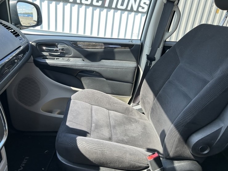 2014-dodge-grand-caravan-image-12