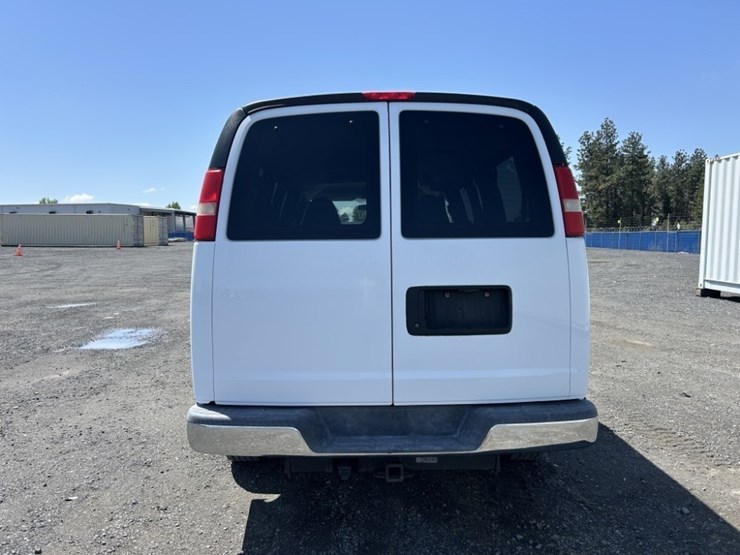 2010-chevrolet-express-passenger-van-image-4