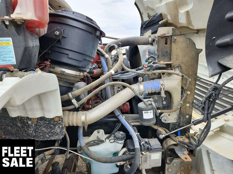 2013-freightliner-m2-106-image-28