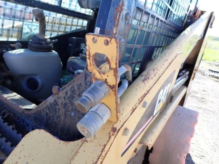 2006-caterpillar-216b-image-17