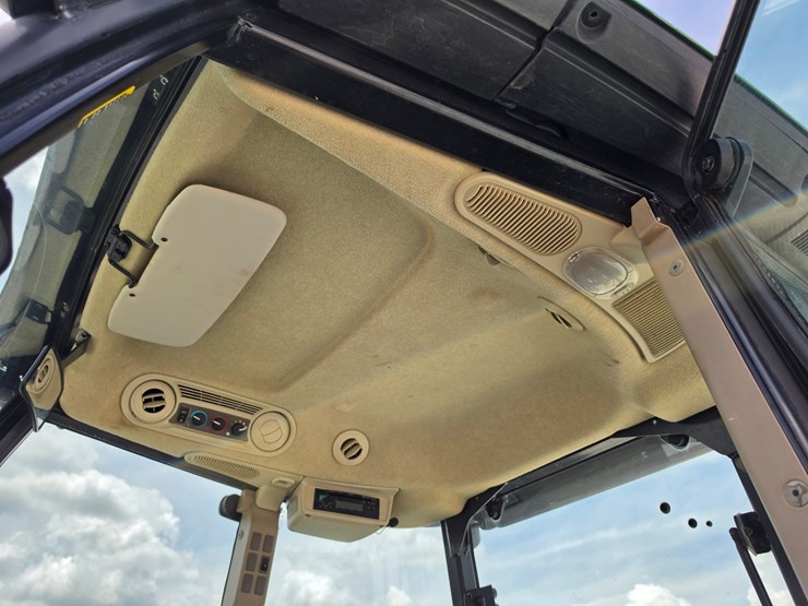 2020-john-deere-6105e-image-12