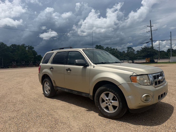 2010-ford-escape-image-2