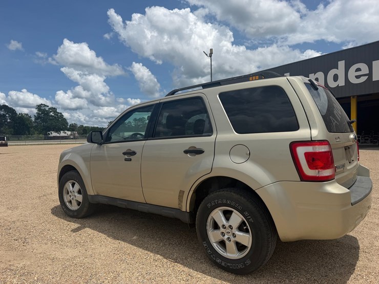 2010-ford-escape-image-4