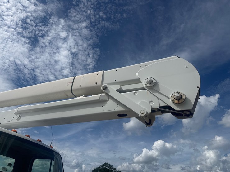 2014-freightliner-m2-106-image-124
