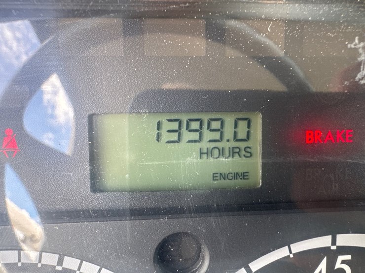 2014-freightliner-m2-106-image-109