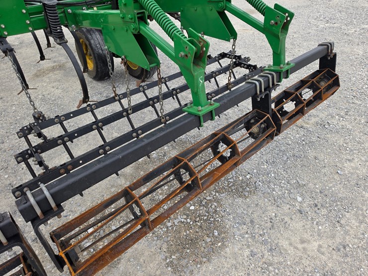 2011-john-deere-2210-image-11