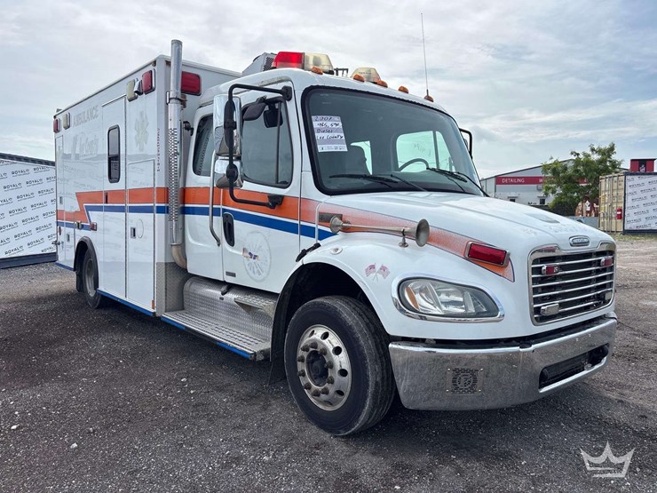 2007-freightliner-m2-106-image-2