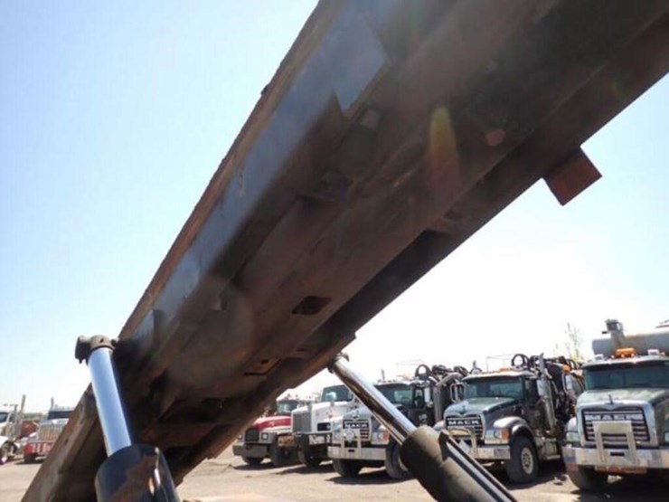 2015-mack-granite-gu813-image-93